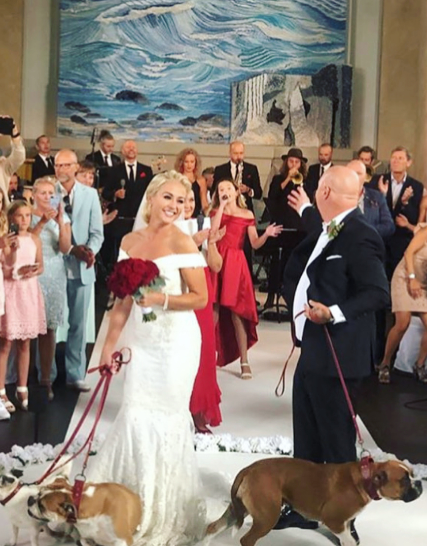 Anders Bagge och Johanna Lind tillsammans med parets hundar Anders Bagge och Johanna Lind tillsammans med parets hundar
